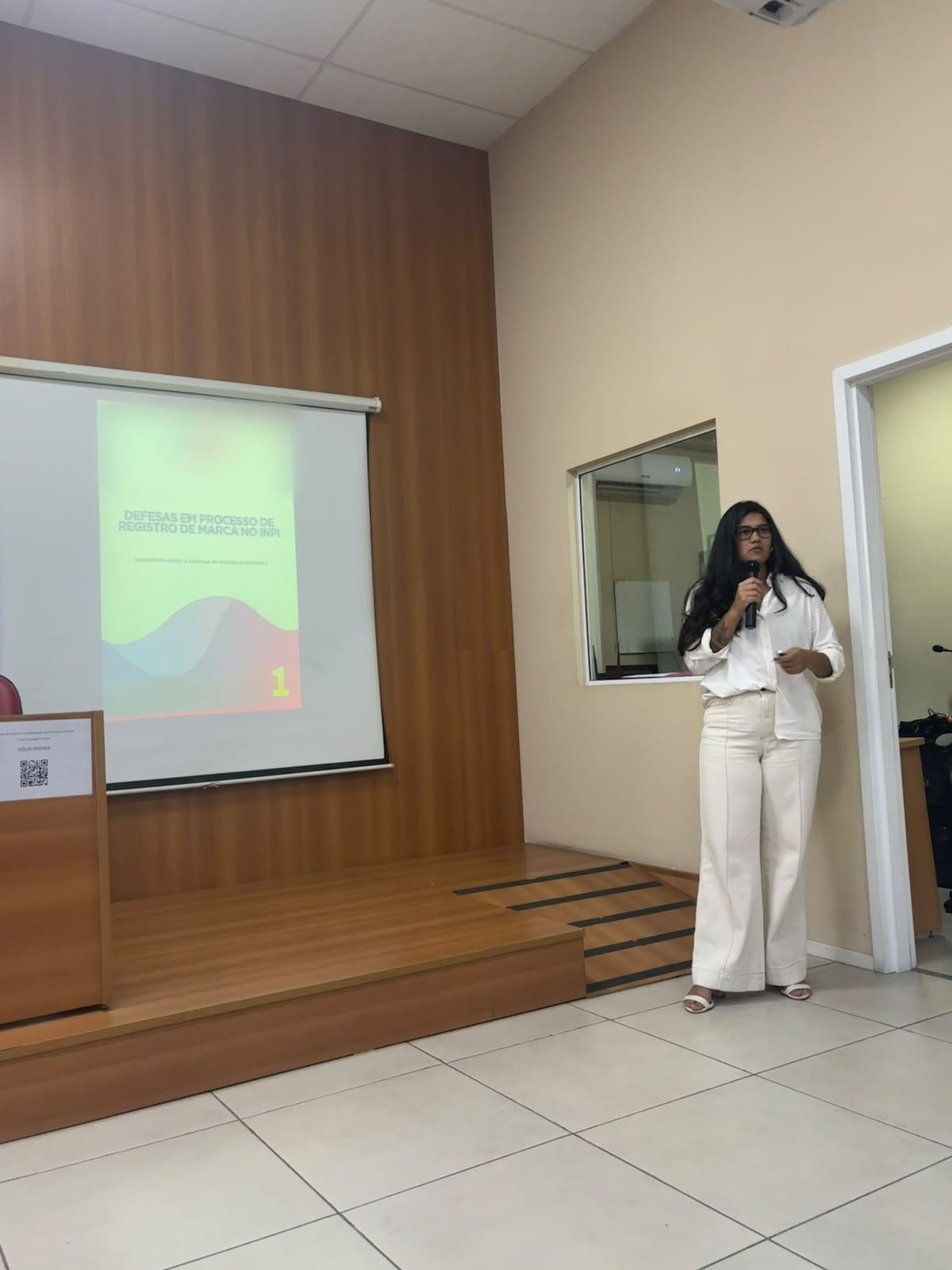 Vandira Evelyn apresentando conteúdo sobre defesas em processo de registro de marca no INPI